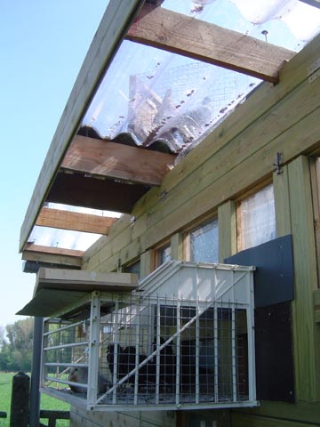 voorkant, zicht op het overhangende dak en spoetnik